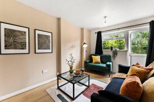 Stylish 5 Bed Home in Cheltenham by Amber Stays - Perfect for Business & Contractors, FREE Parking