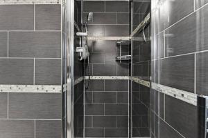 Stylish 5 Bed Home in Cheltenham by Amber Stays - Perfect for Business & Contractors, FREE Parking