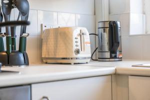 Cozy 3BR Group Stay in Solihull - Sleeps 6 - Convenient Parking