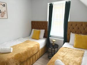 Elegant Retreat 6 Mins Drive from Ferry With Free Parking