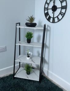 Elegant Retreat 6 Mins Drive from Ferry With Free Parking