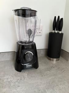 Elegant Retreat 6 Mins Drive from Ferry With Free Parking