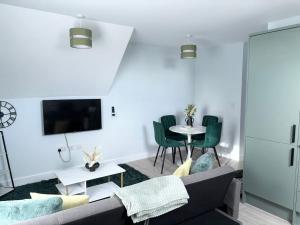 Elegant Retreat 6 Mins Drive from Ferry With Free Parking