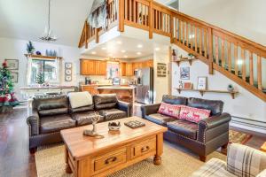 2 Mi to Fool Hollow Lake: Wooded Cabin w Fire Pit