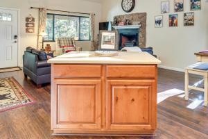 2 Mi to Fool Hollow Lake: Wooded Cabin w Fire Pit