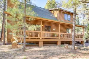 2 Mi to Fool Hollow Lake: Wooded Cabin w/ Fire Pit