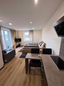 Plně vybavený krásný apartmán 1kk s balkonem, výhledem