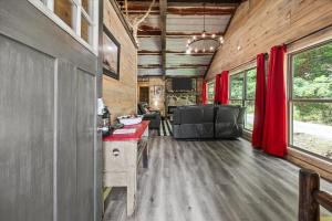 Rustic Retreat — Easy Access, Peaceful Setting, Close to Everything