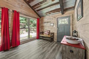 Rustic Retreat — Easy Access, Peaceful Setting, Close to Everything