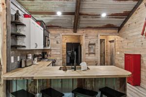 Rustic Retreat — Easy Access, Peaceful Setting, Close to Everything