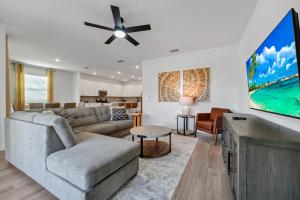 Contemporary Home With Private Pool Near Disney With Resort & Waterpark Access - 7869Ml