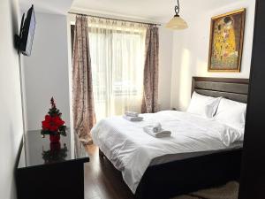 Sofias Dream Retreat - Terrace and Fireplace