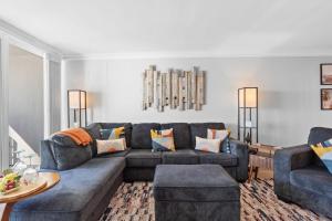 1092- 2 Bedroom Beach Front Condo Free Beach Setup