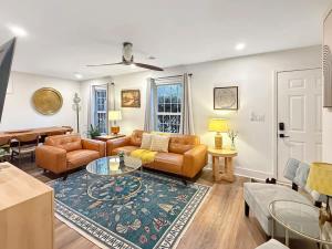 Hot Tub Screened Porch and Fenced Yard