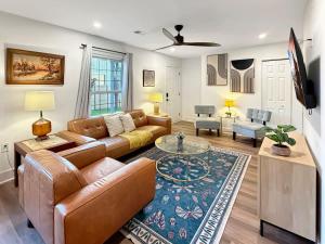 Hot Tub Screened Porch and Fenced Yard