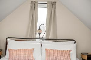 Spacious 6 Bed House in Waterlooville Portsmouth by Amber Stays, Perfect for Long Term Stays, Sleeps 14