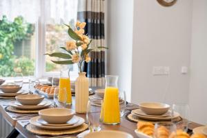 Spacious 6 Bed House in Waterlooville Portsmouth by Amber Stays, Perfect for Long Term Stays, Sleeps 14