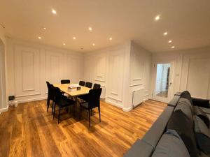 Free parking Sleeps 9 Fully Equipped Playroom