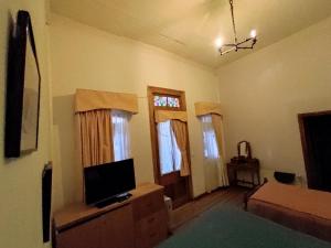 Hotel Halley, Encanto Colonial en el Centro de Vicuña