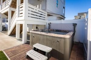 Luxury Corolla Home 3 Mins to Beach & Lake Views