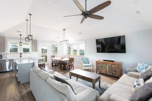 Luxury Corolla Home 3 Mins to Beach & Lake Views