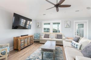 Luxury Corolla Home 3 Mins to Beach & Lake Views