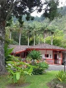 Hostal Rio Arabia - Valle De Cocora HOTEL - Leona