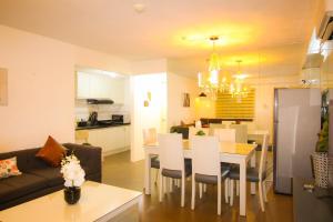 Casa - The Calm Coastal Two-Bedroom Suite Near SM Seaside Mall and Nustar Casino