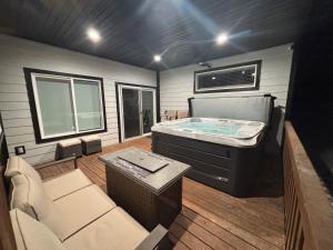 Brand New Cabin with Fire Pit & Outdoor Projector