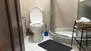 Monopolios résidence à côté de la gare une salon une chambre cuisine américain bien équipé Wi-Fi TV garage ascenseur à côté du moule cétait Center et McDonalds cest à côté de la plage