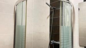 Monopolios résidence à côté de la gare une salon une chambre cuisine américain bien équipé Wi-Fi TV garage ascenseur à côté du moule cétait Center et McDonalds cest à côté de la plage