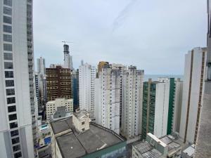 Apto na Quadra do mar • Confortável • Andar alto