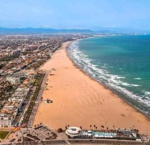 Habitación con baño, salón y cocina privados