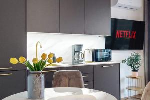 Old Town Chic Apartment With AC