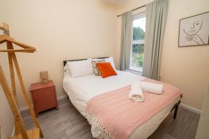 Carnglas Signature 5BR Stay with Parking