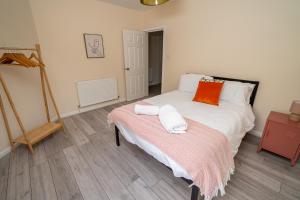 Carnglas Signature 5BR Stay with Parking