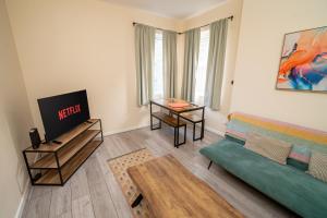 Carnglas Signature 5BR Stay with Parking