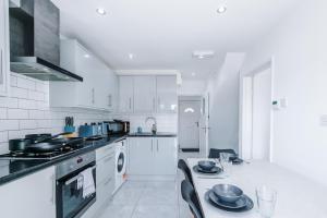 Spacious 4 Bed House in Birmingham City Centre, Ideal for long term with Free Parking!