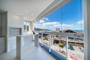 Farol de Bombas 101 - Apartamento Premium na Avenida Principal 3 Suítes e Vista Mar - Praia de Bombas