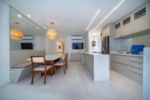 Farol de Bombas 101 - Apartamento Premium na Avenida Principal 3 Suítes e Vista Mar - Praia de Bombas