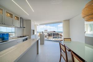 Farol de Bombas 101 - Apartamento Premium na Avenida Principal 3 Suítes e Vista Mar - Praia de Bombas