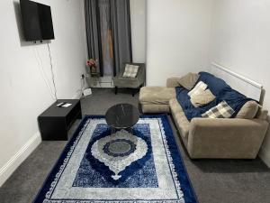 Seaside - House - Sleeps 10 - Parking - Garden