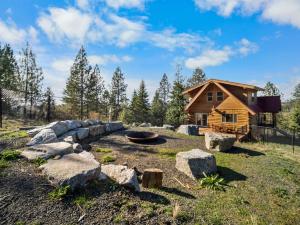 Nomad Peak Retreat Rustic Cabin in Mt Spokane
