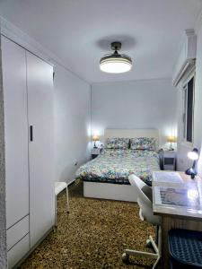 Habitación con baño, salón y cocina privados