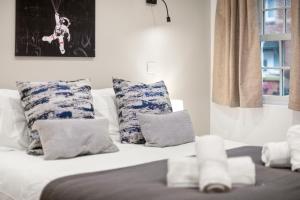 Modern 4 Bed 4 Bath Home in Reading Perfect for Business and Contractors with Free Parking