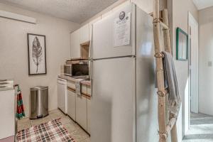 Walk to Midtown Ruidoso! Cozy Eagles Nest Condo