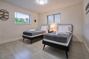 Lakefront Villa: Tropical Backyard & Kayak TGH