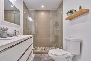 Lakefront Villa: Tropical Backyard & Kayak TGH