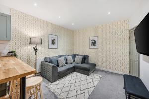 Earle House - Air Host & Stay - 5 BR - Sleeps 13