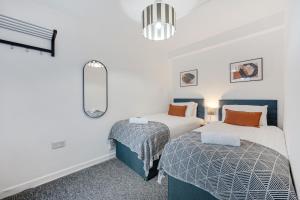 Earle House - Air Host & Stay - 5 BR - Sleeps 13